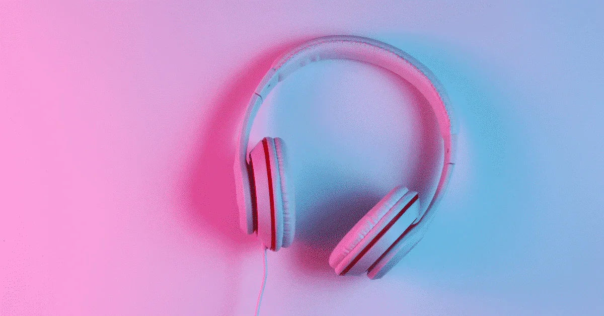 Hodetelefoner med rosa og blå lys, perfekt for privat lytting og avslappning