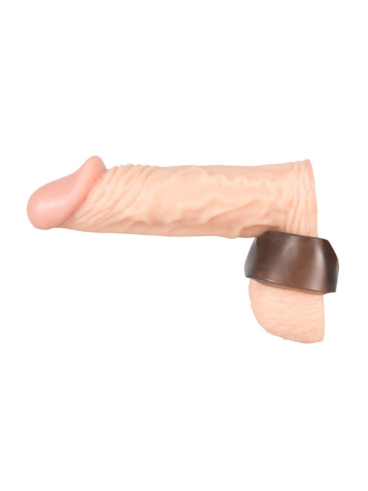 Penisring brukt rundt penis og pung for sterkere ereksjon