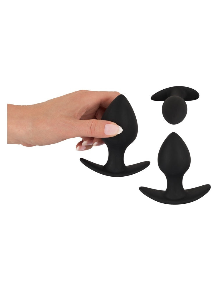 Black Velvets Anal Trainer Set – stor plug holdt i hånd for størrelsessammenligning, med liten og medium plug ved siden av