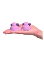 Hånd holder Fantasy For Her Vibrerende Nipple Suck-Hers – viser den kompakte størrelsen i håndflaten
