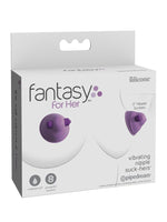 Fantasy For Her Vibrerende Nipple Suck-Hers produkteske – hvit emballasje med informasjon om vanntett design og kraftig sugeeffekt