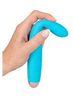Hånd som holder en turkis G-punktvibrator oppreist og viser det fleksible, buede hodet