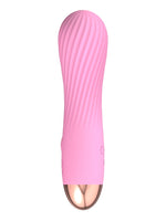 Cuties rosa minivibrator med rillet mønster sett bakfra, med synlig ladeport og knapp nederst mot hvit bakgrunn.