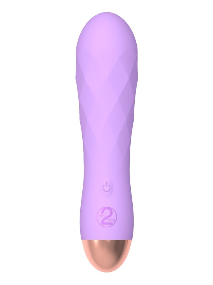 Cuties minivibrator i lyselilla silikon med diamantmønstret overflate, av/på-knapp og You2Toys-logo, roségullfarget bunn, sett forfra mot hvit bakgrunn.