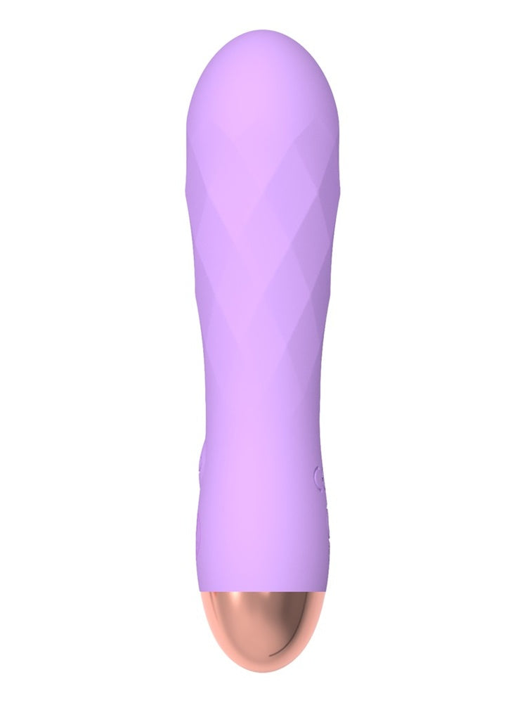 Cuties minivibrator i lyselilla silikon med diamantmønstret overflate, sett bakfra med synlig ladeport nederst mot hvit bakgrunn.