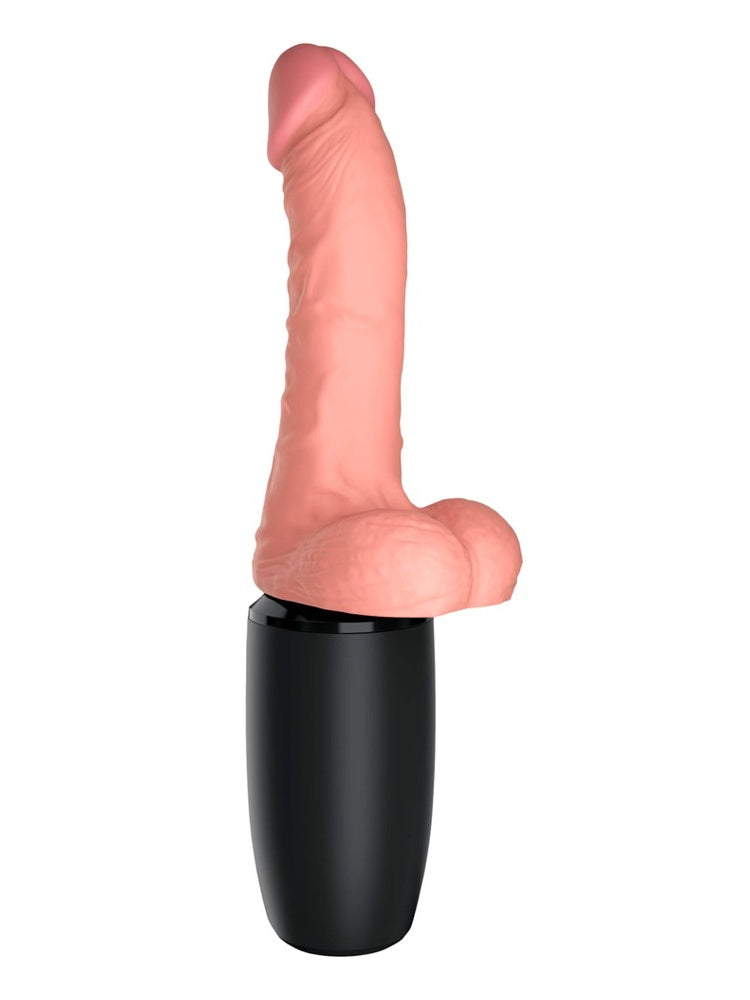 King Cock Plus realistisk dildo i hudfarge med anatomisk utformet testikkelbase, montert på svart elektronisk håndtak med knapper, sett forfra mot hvit bakgrunn.