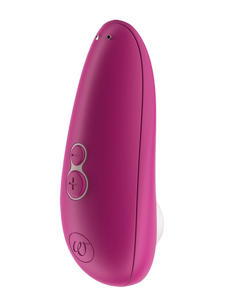 Womanizer Starlet 3 sett fra kontrollsiden, med −/+ intensitetsknapper, logo og magnetiske ladekontakter.