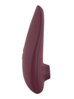 Womanizer Classic 2 i rød, sideprofil med ergonomisk design og knapper.