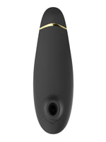 Womanizer Premium 2 sett forfra, med dråpeformet design i svart silikon, gullfarget stripe og stimulatorhode med åpning.