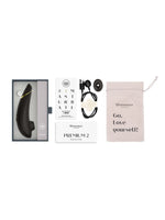 Innhold i pakken: Womanizer Premium 2, ekstra stimulatorhode, USB-ladekabel, oppbevaringspose, quick start guide og kort.