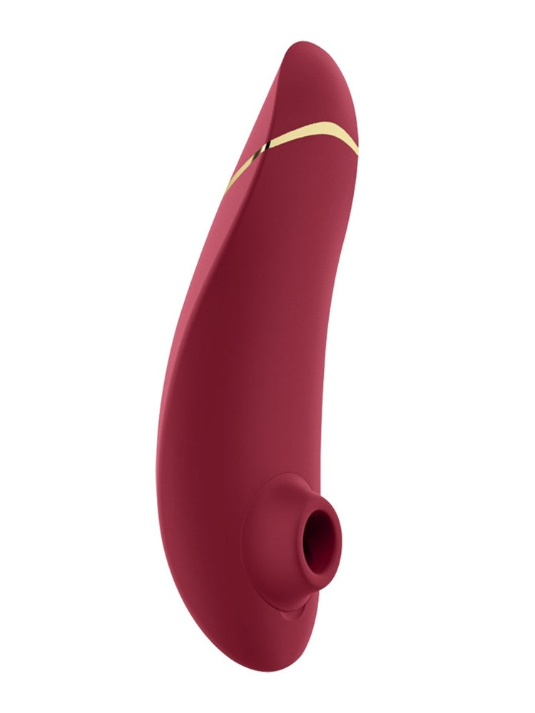 Womanizer Premium 2 klitorisstimulator i bordeauxrød, sett skrått forfra med stimulatorhode.