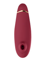Womanizer Premium 2 i bordeauxrød, sett forfra med oval form og gulldetalj.