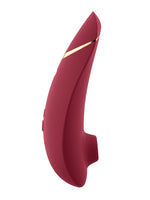 Womanizer Premium 2 i bordeauxrød, sett fra siden med buet profil og knapper.