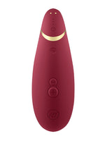 Womanizer Premium 2 i bordeauxrød, sett bakfra med kontrollpanel og logo.