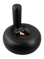 Oppblåsbar sexpute med realistisk vibrator, sett ovenfra. Svart donutformet pute med støtte og hudfarget vibrator i midten, hvit bakgrunn.