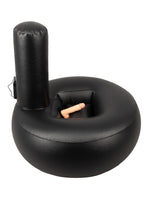 Oppblåsbar sexpute med realistisk vibrator, sett fra siden. Viser støtte, ledning til kontroller og vibrator montert i setet.