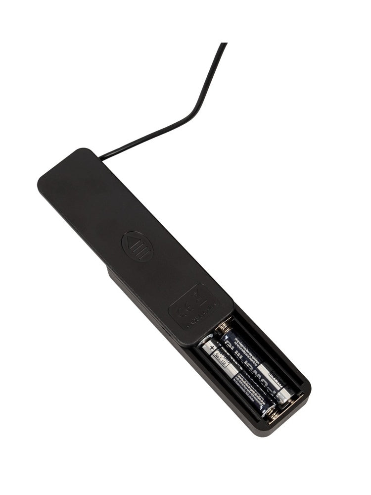 Trådbasert kontroller med åpent batterideksel og to AAA-batterier, hvit bakgrunn.