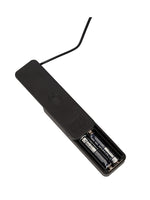 Trådbasert kontroller med åpent batterideksel og to AAA-batterier, hvit bakgrunn.