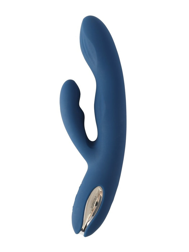 Svakom Aylin rabbitvibrator i mørk marineblå silikon, stående frontvisning. Buet stimulerende hoved med ribbet mønster og liten klitisstimulator, sølvfarget kontrollknapp med SVAKOM-logo.