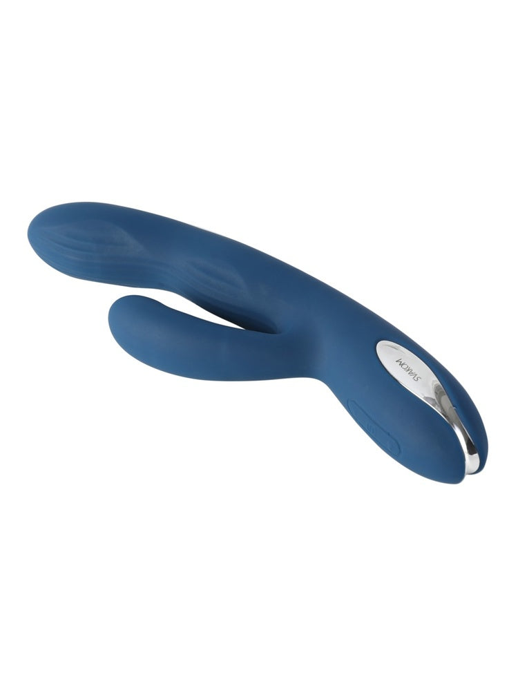 Svakom Aylin rabbitvibrator sett fra siden i liggende posisjon. Viser den ergonomiske formen med buet innstikksdel og klitorisstimulator, samt kontrollpanel med SVAKOM-merke.
