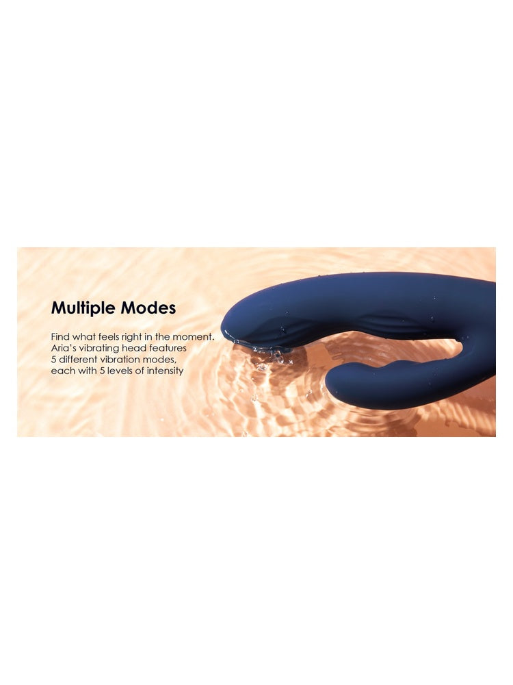 Svakom Aylin rabbitvibrator i vann med teksten "Multiple Modes". Aria-vibratoren har 5 ulike vibrasjonsmodi, hver med 5 intensitetsnivåer.
