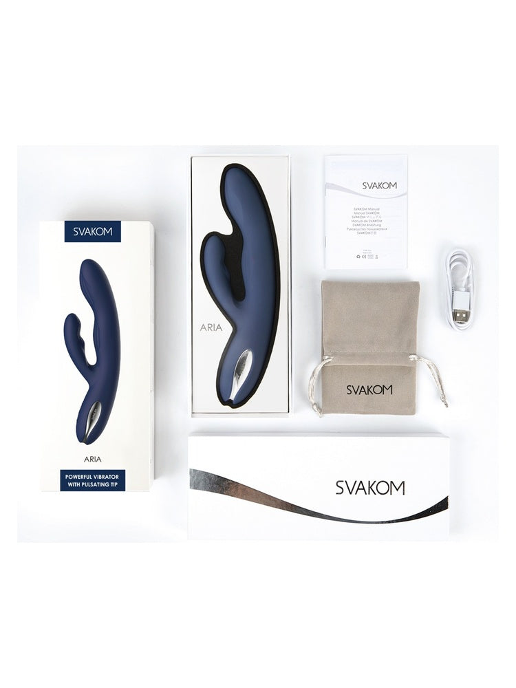Svakom Aylin rabbitvibrator med fullstendig innhold: produkteske, indre eske med vibratoren, bruksanvisning, USB-ladekabel og stoffoppbevaringspose med SVAKOM-logo.