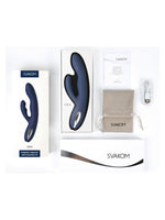 Svakom Aylin rabbitvibrator med fullstendig innhold: produkteske, indre eske med vibratoren, bruksanvisning, USB-ladekabel og stoffoppbevaringspose med SVAKOM-logo.