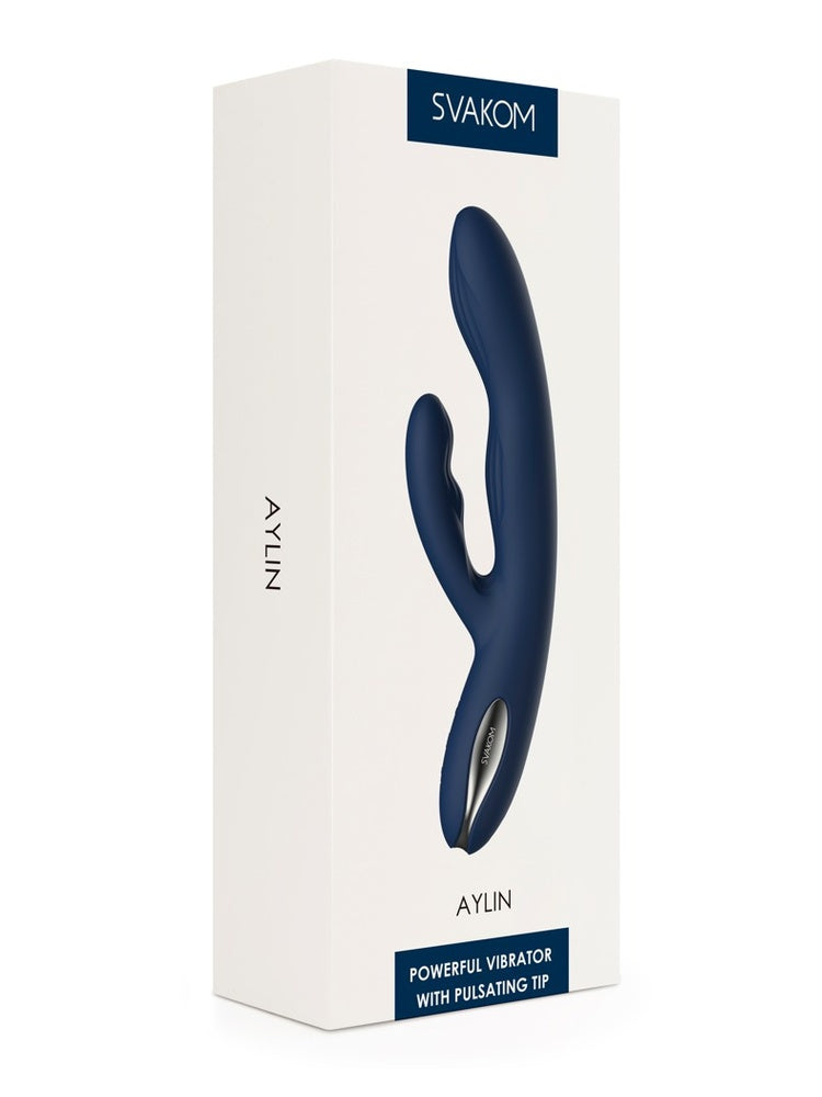 Svakom Aylin-emballasje, hvit eske med produktbilde og teksten "AYLIN – Powerful Vibrator with Pulsating Tip". SVAKOM-logo øverst på esken.