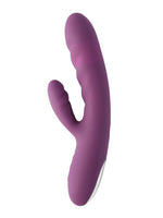 Svakom Avery rabbitvibrator i lilla, sett forfra med teksturert thrusting-hode, klitorisarm og sølvfarget SVAKOM-plate nederst.