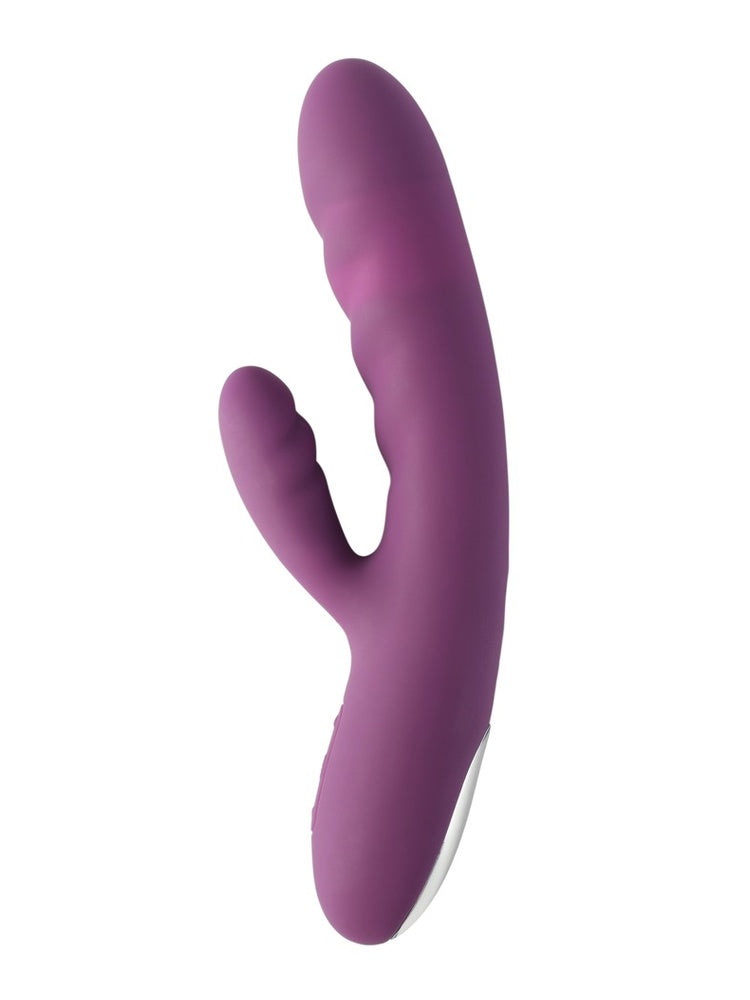Svakom Avery rabbitvibrator i lilla, sett forfra med teksturert thrusting-hode, klitorisarm og sølvfarget SVAKOM-plate nederst.