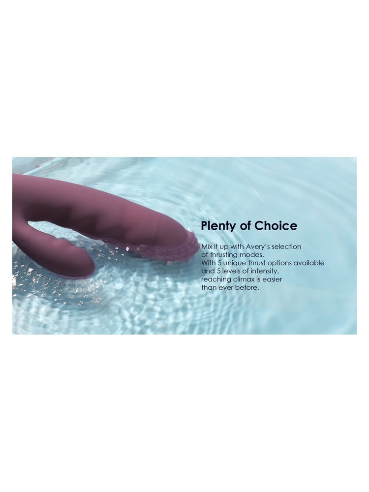Produktbilde med «Plenty of Choice» – Svakom Avery på vannoverflate, som fremhever 5 thrust-moduser og 5 intensitetsnivåer.