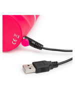 Nærbilde av bunnen på Happy Rabbit G-punktvibrator i rosa, med USB-ladekabel koblet til og synlig CE-merking.