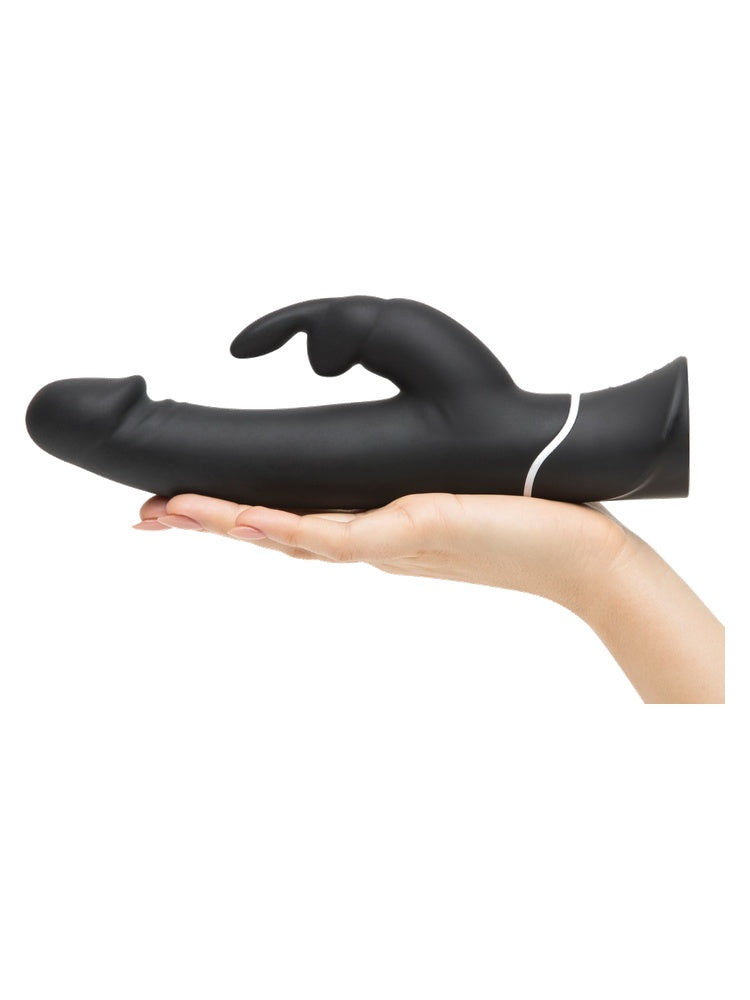 Hånd holder vibratoren horisontalt – demonstrerer produktets størrelse og den brede, realistiske formen.