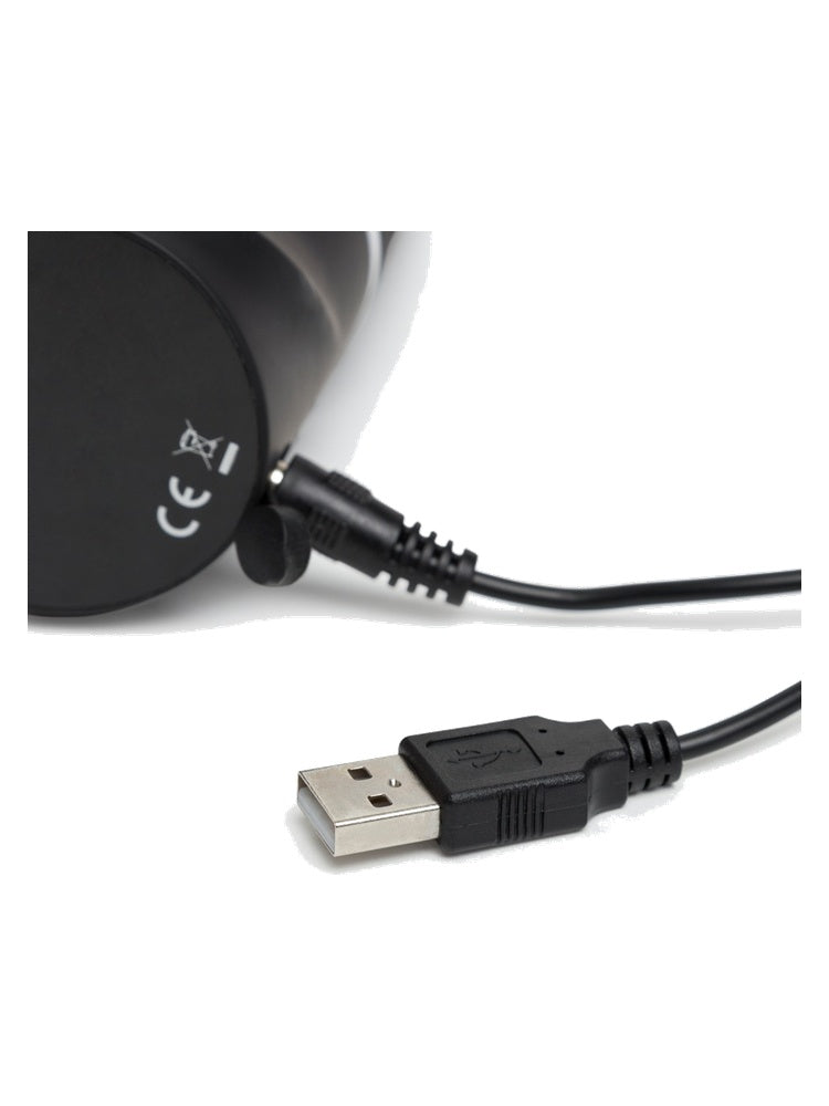 Nærbilde av USB-ladekabel koblet til bunnen av vibratoren – viser svart kontakt, CE-merking og svart USB-kabel.