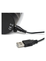 Nærbilde av USB-ladekabel koblet til bunnen av vibratoren – viser svart kontakt, CE-merking og svart USB-kabel.