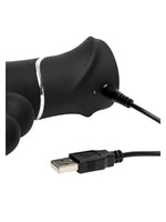 Nærbilde av bunnen på Happy Rabbit Triple, med USB-ladekabel koblet til ladeporten på siden av håndtaket.