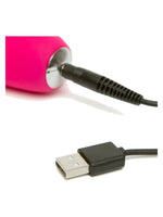 Nærbilde av USB-ladekabel koblet til bunnen av Happy Rabbit Curve Slim-vibratoren – viser sølvfarget kontakt og svart USB-kabel.