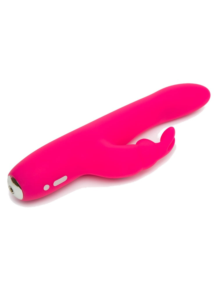 Happy Rabbit Curve Slim liggende – oversiktsbilde som viser full lengde, buet form, klitorisarm og sølvfarget ladekontakt i enden.