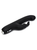 Happy Rabbit G-Spot Slim liggende – oversiktsbilde som viser full lengde, G-punkt-form, klitorisarm og sølvfarget ladekontakt i enden.