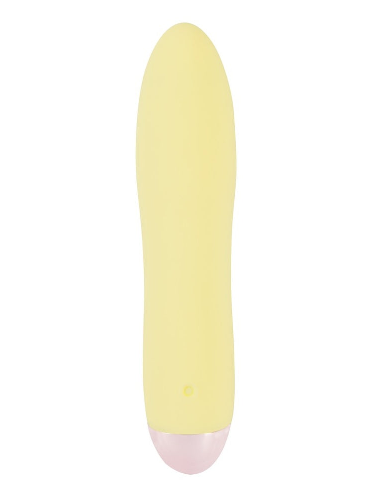 Cuties minivibrator i pastellgul silikon med slät yta, liten knapp och roséguldsfärgad botten, sedd framifrån mot vit bakgrund.
