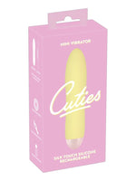 Cuties gul minivibrator i original förpackning – rosa kartong med produktbild, märkeslogotyp "Cuties" och text: Mini Vibrator, Silk Touch Silicone Rechargeable, 7 vibration modes.