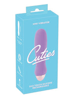 Cuties minivibrator i originalemballasje – lyseblå eske med produktbilde, Cuties-logo og teksten “Mini Vibrator, Silk Touch Silicone Rechargeable”.