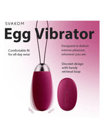 Svakom Elva Vibrerende Egg Plomme – infografikk med rosa gradientbakgrunn, viser egg og fjernkontroll med fokus på komfort, diskret design og henteløkke.
