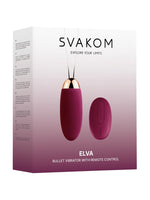 Svakom Elva Vibrerende Egg Plomme – bakside av produkteske med tekniske spesifikasjoner, QR-kode og ikoner for fjernkontroll, reisevennlig design, henteløkke og vanntetthet, lys rosa/lilla bakgrunn.