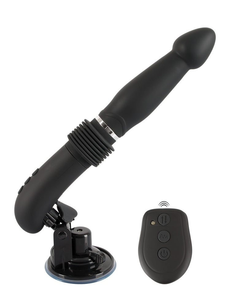 You2Toys RC Fucking Machine i svart silikon, skrått montert på sugekoppstativ med justerbart ledd, med trådløs fjernkontroll ved siden av mot hvit bakgrunn.