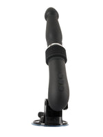 RC Fucking Machine sett fra siden stående på sugekoppstativ, med knapper for thrusting og vibrasjon synlige på håndtaket mot hvit bakgrunn.