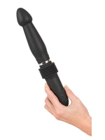 Hånd holder RC Fucking Machine uten stativ og viser produktets størrelse – rillet thrusting-del og sølvfarget ring synlige.