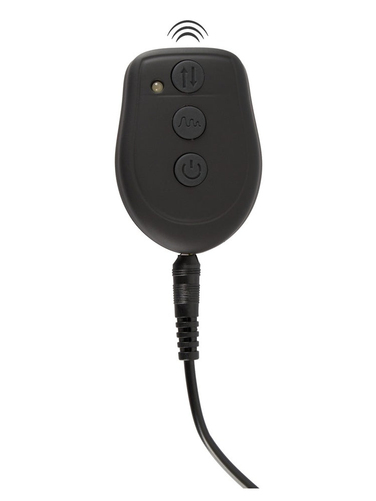 Trådløs fjernkontroll sett forfra med USB-ladekabel koblet til bunnen og trådløst signalikon mot hvit bakgrunn.