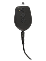 Trådløs fjernkontroll sett forfra med USB-ladekabel koblet til bunnen og trådløst signalikon mot hvit bakgrunn.