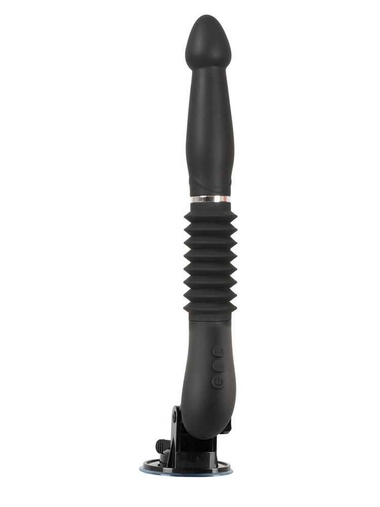 RC Fucking Machine stående på sugekoppstativ med rillet thrusting-mekanisme fullt synlig og knapper på håndtaket mot hvit bakgrunn.